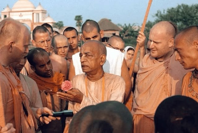 Šrila Prabhupada rašo knygas